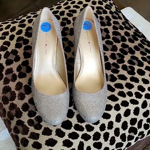 NWOT Bandolino Sz 7 1/2 Silver Rhinestone design pumps